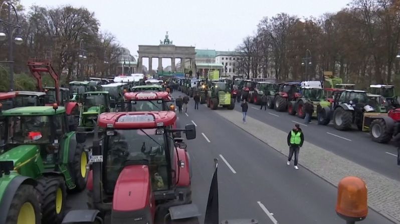 BEZ KOMENTÁŘE: Nespokojení němečtí farmáři vyrazili v traktorech do Berlína.
