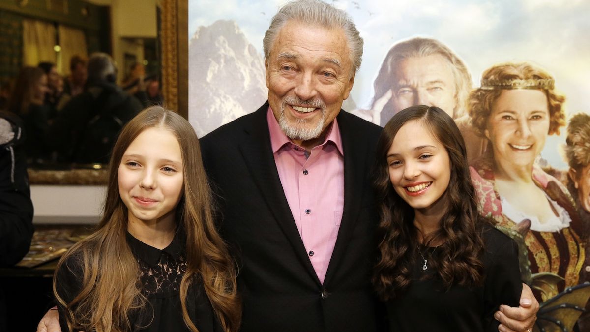 Karel Gott se svými dcerami při premiéře filmové pohádky Když draka bolí hlava.