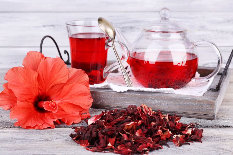 Ibiškový čaj má antioxidační, dezinfekční a protizánětlivé účinky.