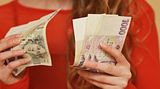 Průzkum: Současné středoškolačky očekávají o 7000 korun nižší mzdu než středoškoláci
