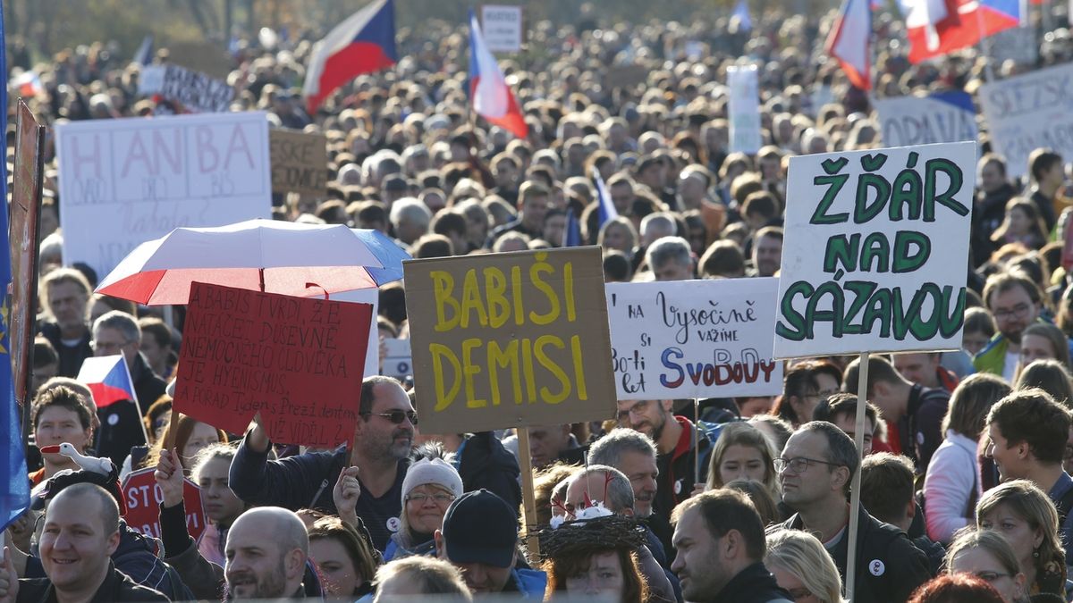Demonstrace na pražské Letné 16. listopadu.