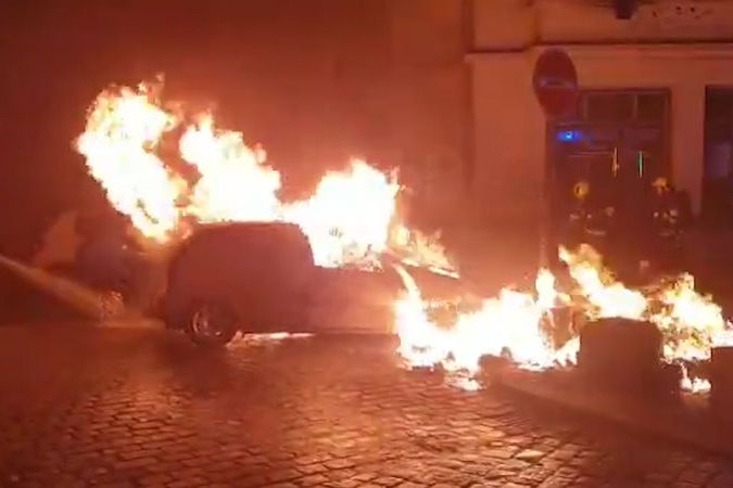 BEZ KOMENTÁŘE: Požár kontejnerů a zaparkovaných aut
