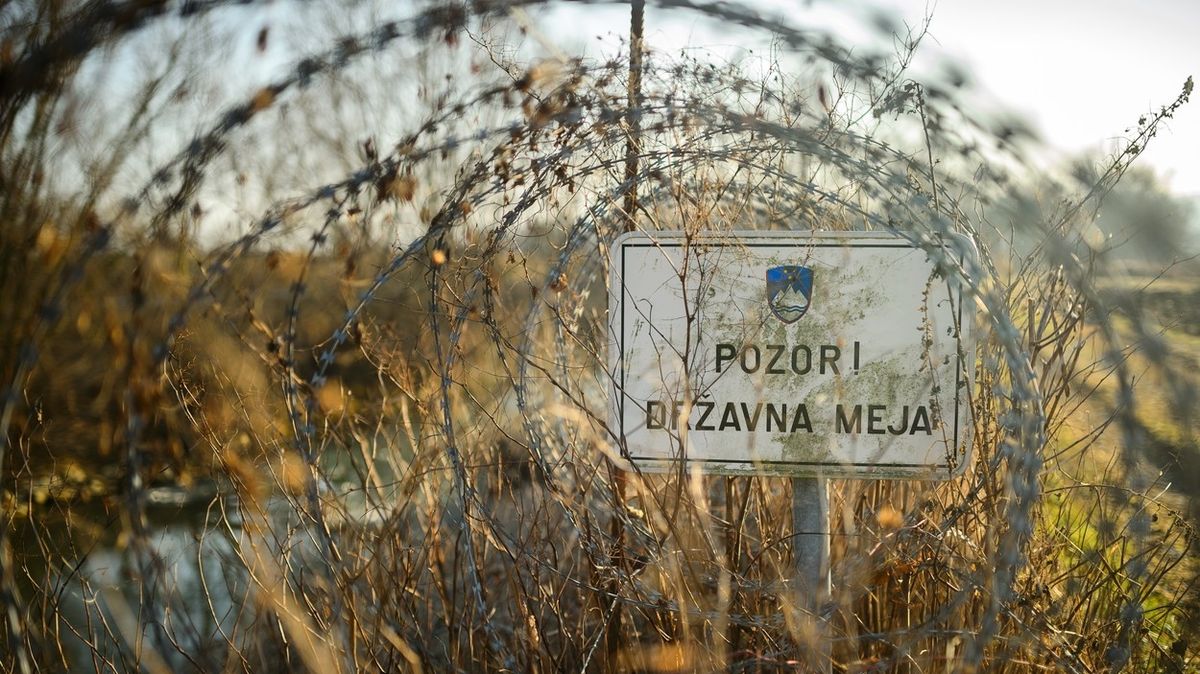 Pozor! Státní hranice. Výstražná cedule na hranici mezi Slovinskem a Chorvatskem