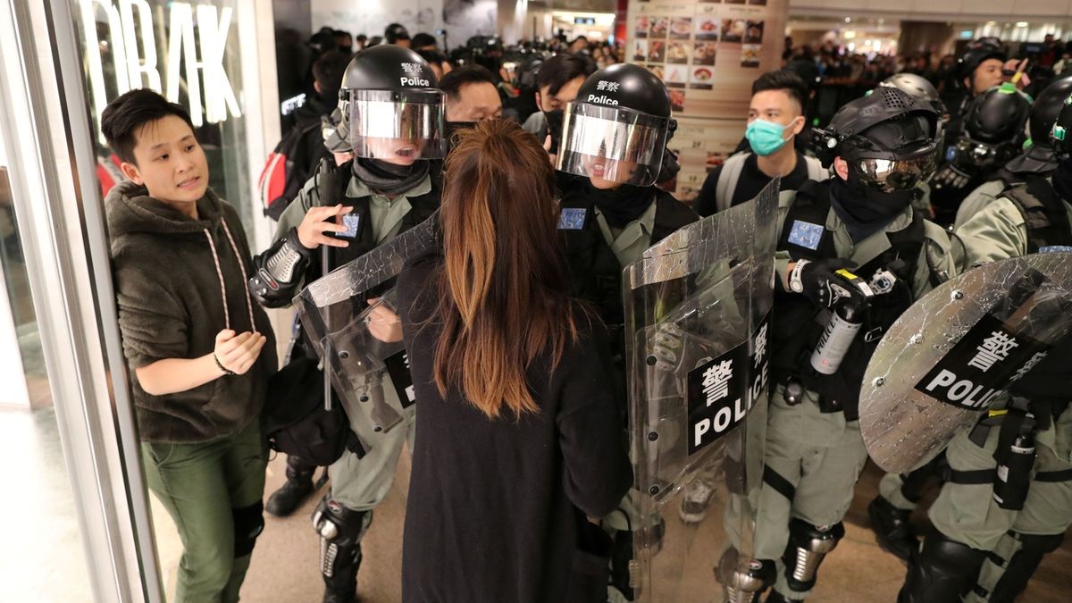 Policisté demonstranty z obchodních center vyháněli a několik jich zatkli.