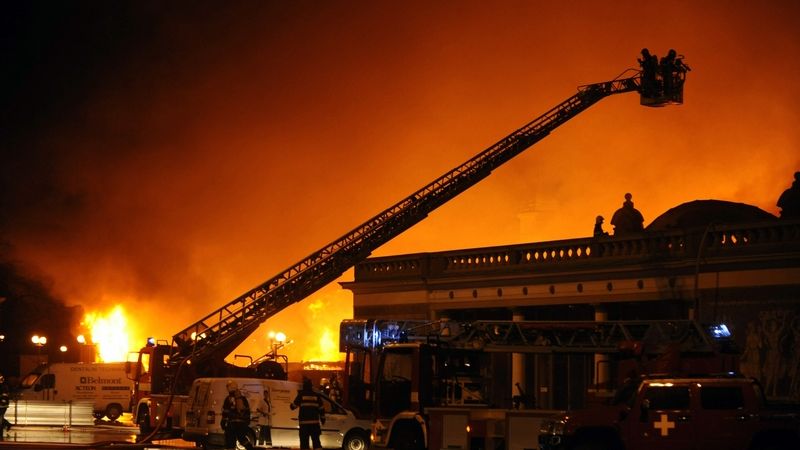 Požár v Průmyslovém paláci na pražském Výstavišti. Oheň zachvátil polovinu historické budovy.