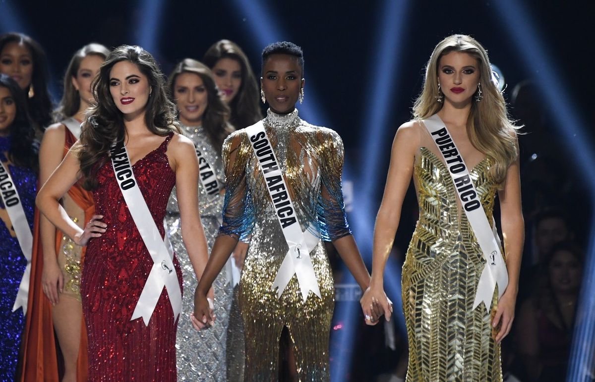 Na stupních vítězů skončily za Tunziovou Miss Mexika a Miss Portorika.