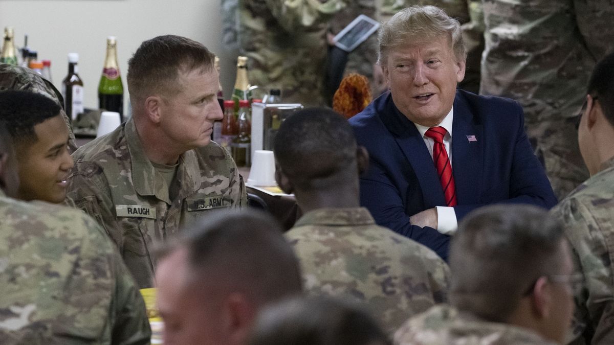 Prezident Donald Trump diskutuje s americkými vojáky