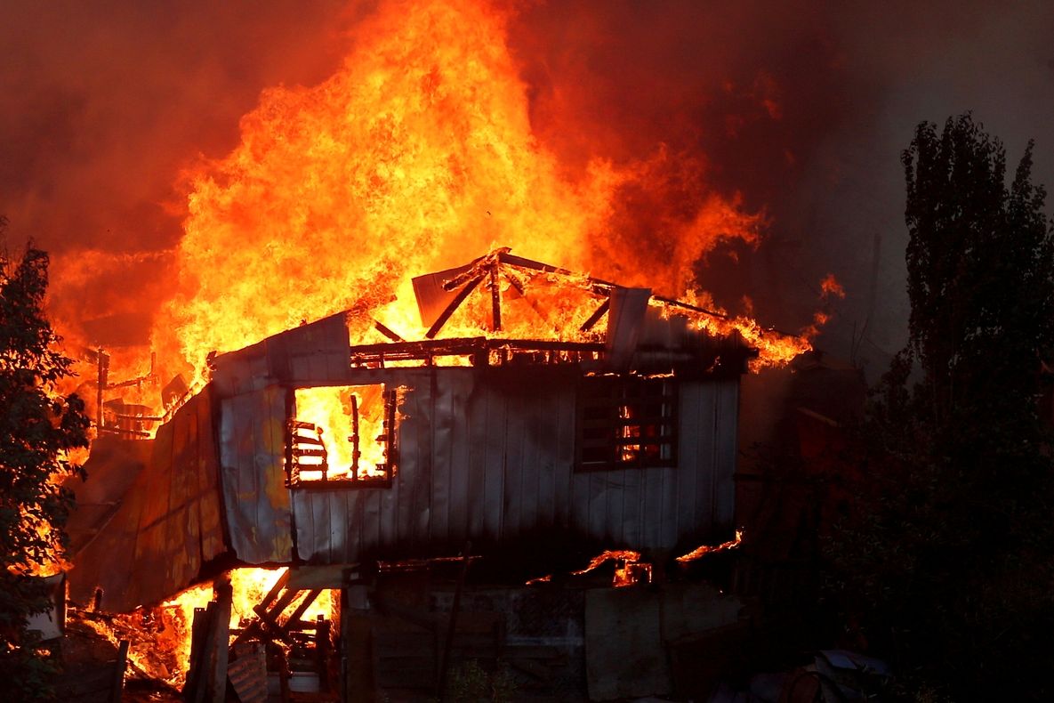 Hořící dům v chilském Valparaiso