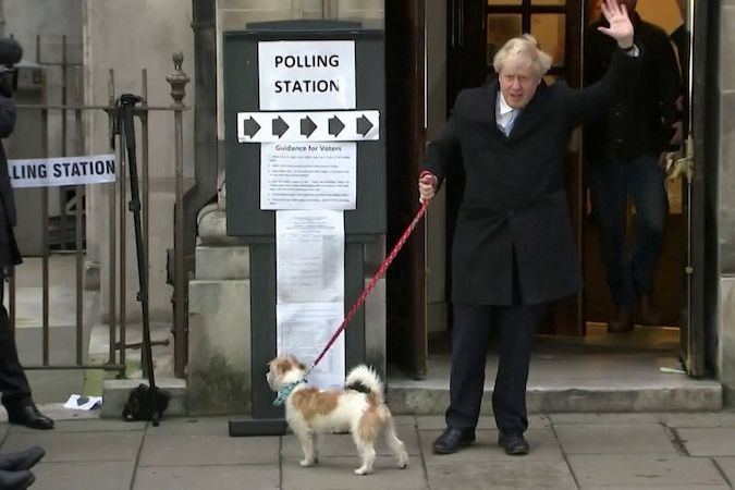 BEZ KOMENTÁŘE: Boris Johnson přišel volit i se psem