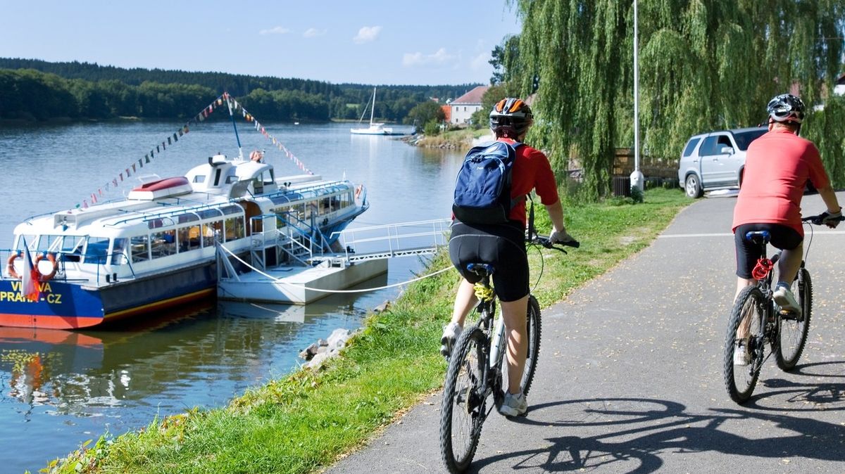Příští rok na novou trasu naváže cyklostezka, která povede po břehu malého lipenského jezera dovnitř obce.
