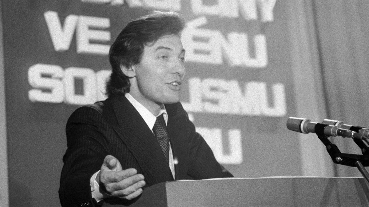 Karel Gott při projevu během podpisu tzv. Anticharty v únoru 1977.