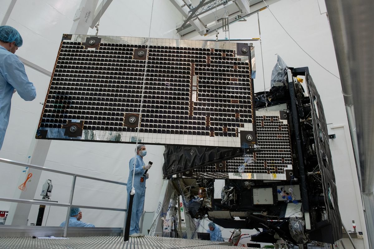 Testování rozvinutí solárních panelů sondy