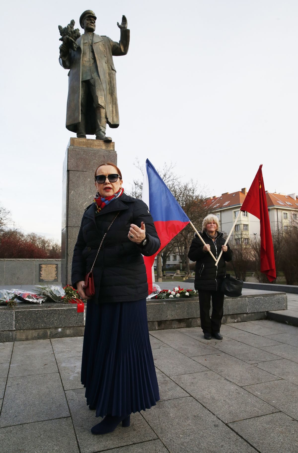 Jelena Gelijevna u pomníku maršála Koněva.