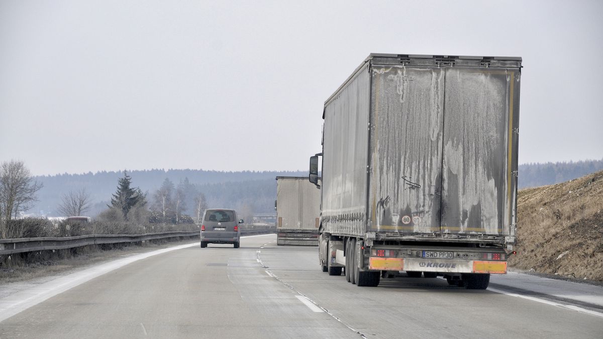 Zákaz předjíždění kamionů na D1 už od neděle, ale ne pořád