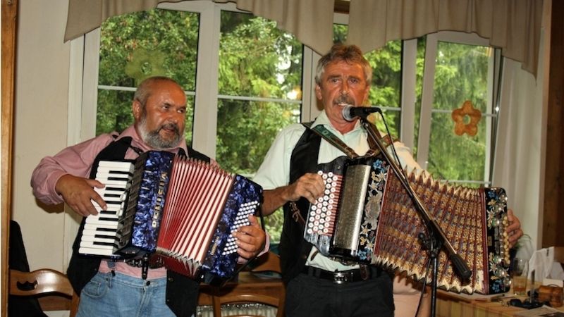 Na ilustračním snímku Kůrovci z Kašperských Hor - Setkání harmonikářů na Belvederu, rok 2010 