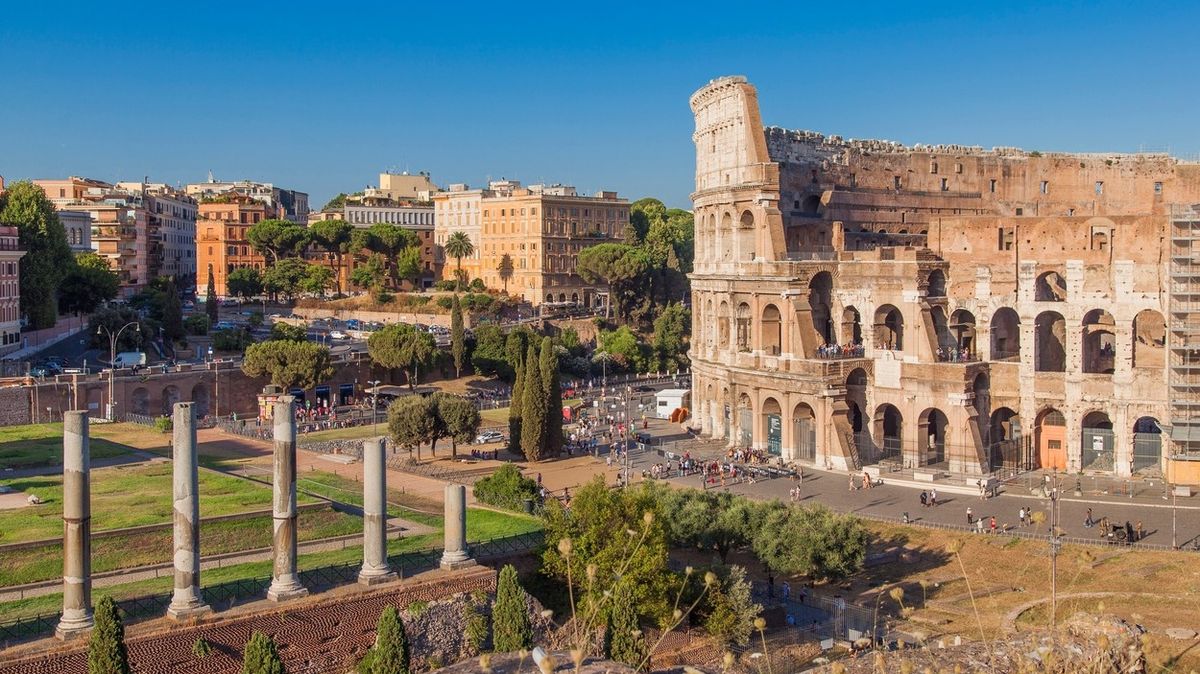 Koloseum a Forum Romanum v Římě.