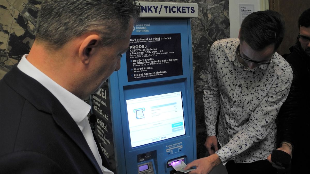 Pracovníci ostravského dopravního podniku ukazují, jak fungují nové jízdenkomaty na kreditní jízdenky, které budou do čtvrtka na 18 místech v Ostravě.