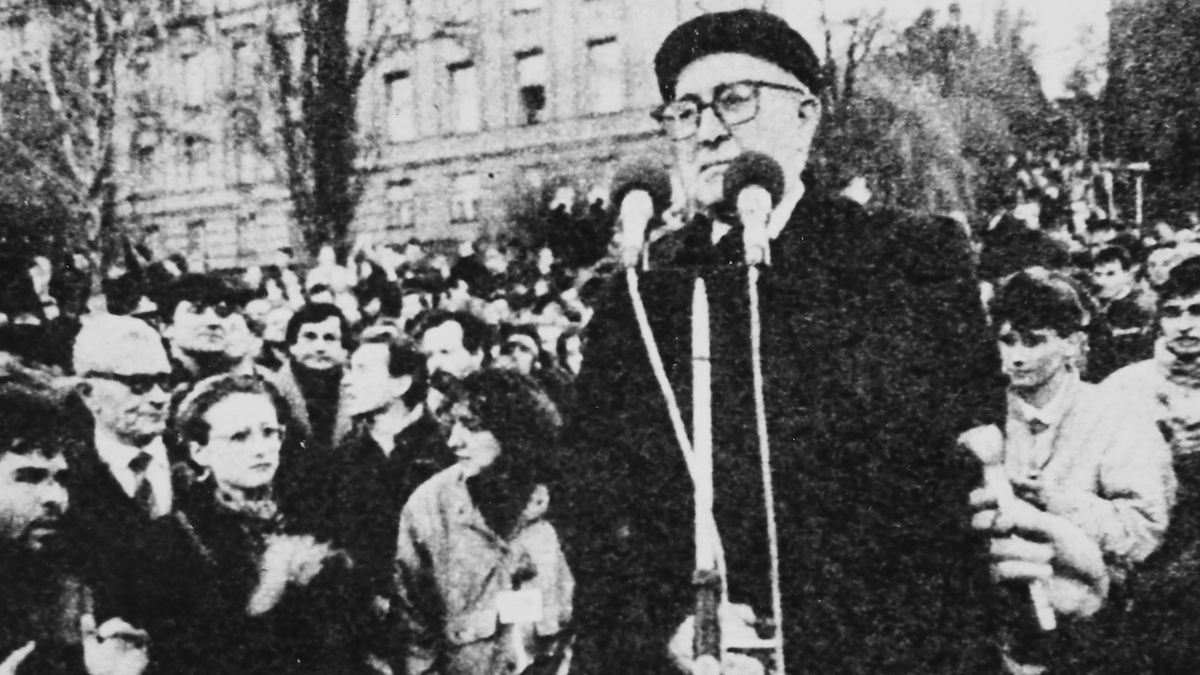 Josef Šárka na shromáždění na Albertově v listopadu 1989.