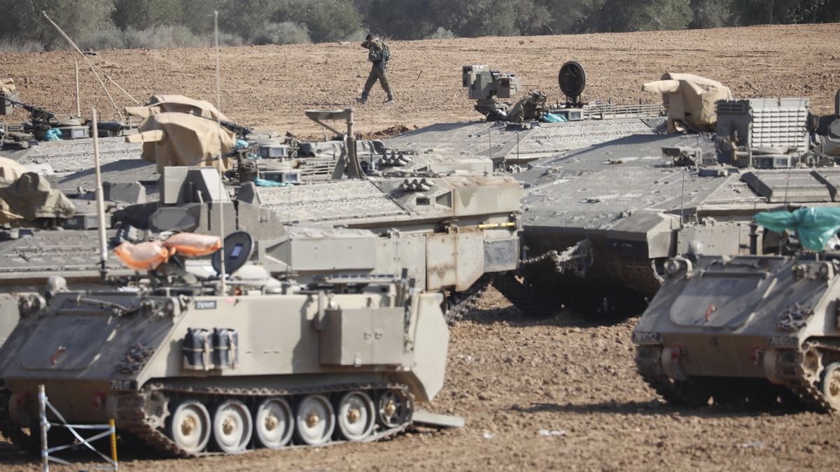 Izraelský voják u obrněné techniky na hranici s Pásmem Gazy