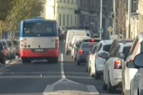 Autobus jel v Praze v protisměru 