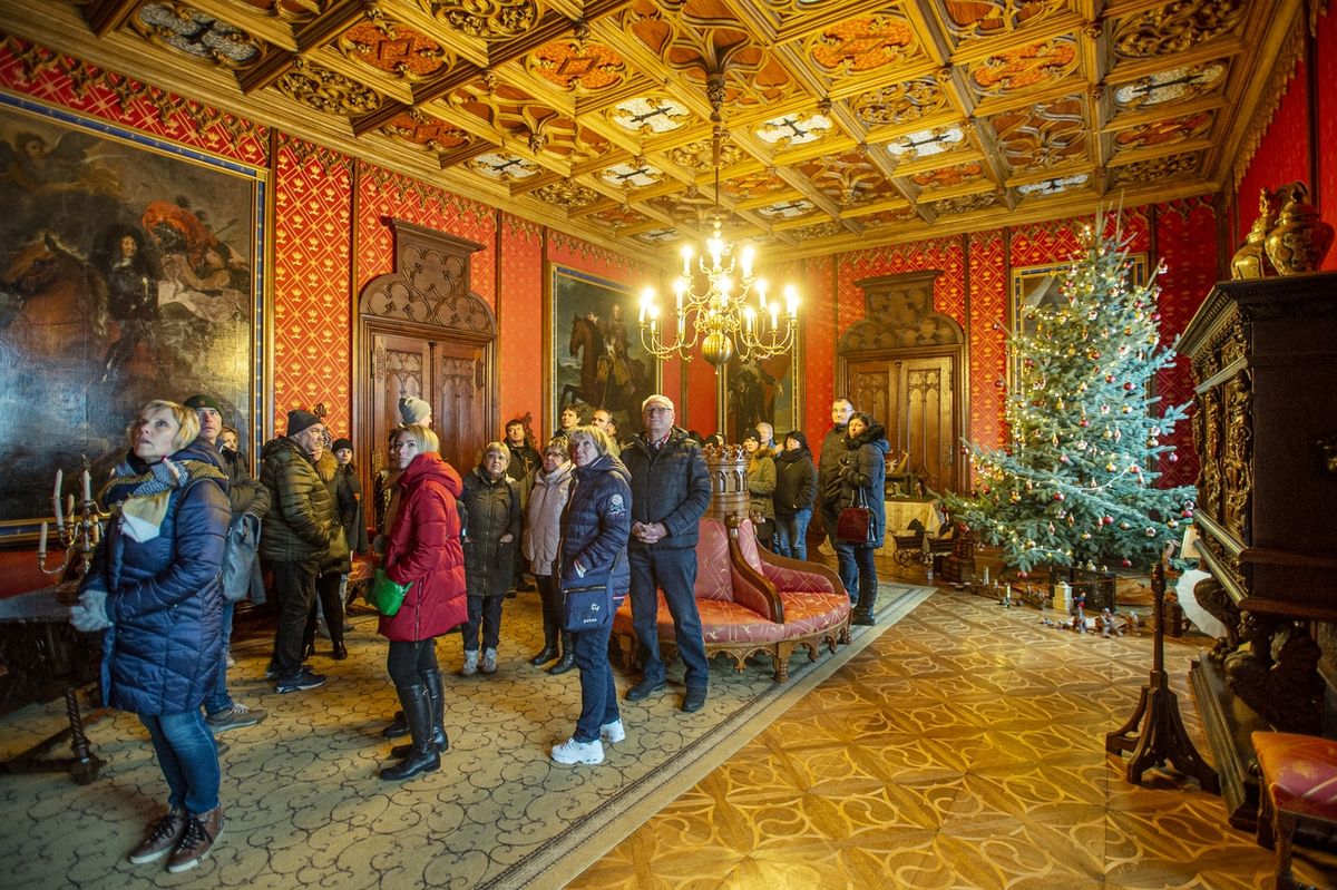 Před koncem roku lákají vánočně vyzdobené interiéry zámku stovky turistů.