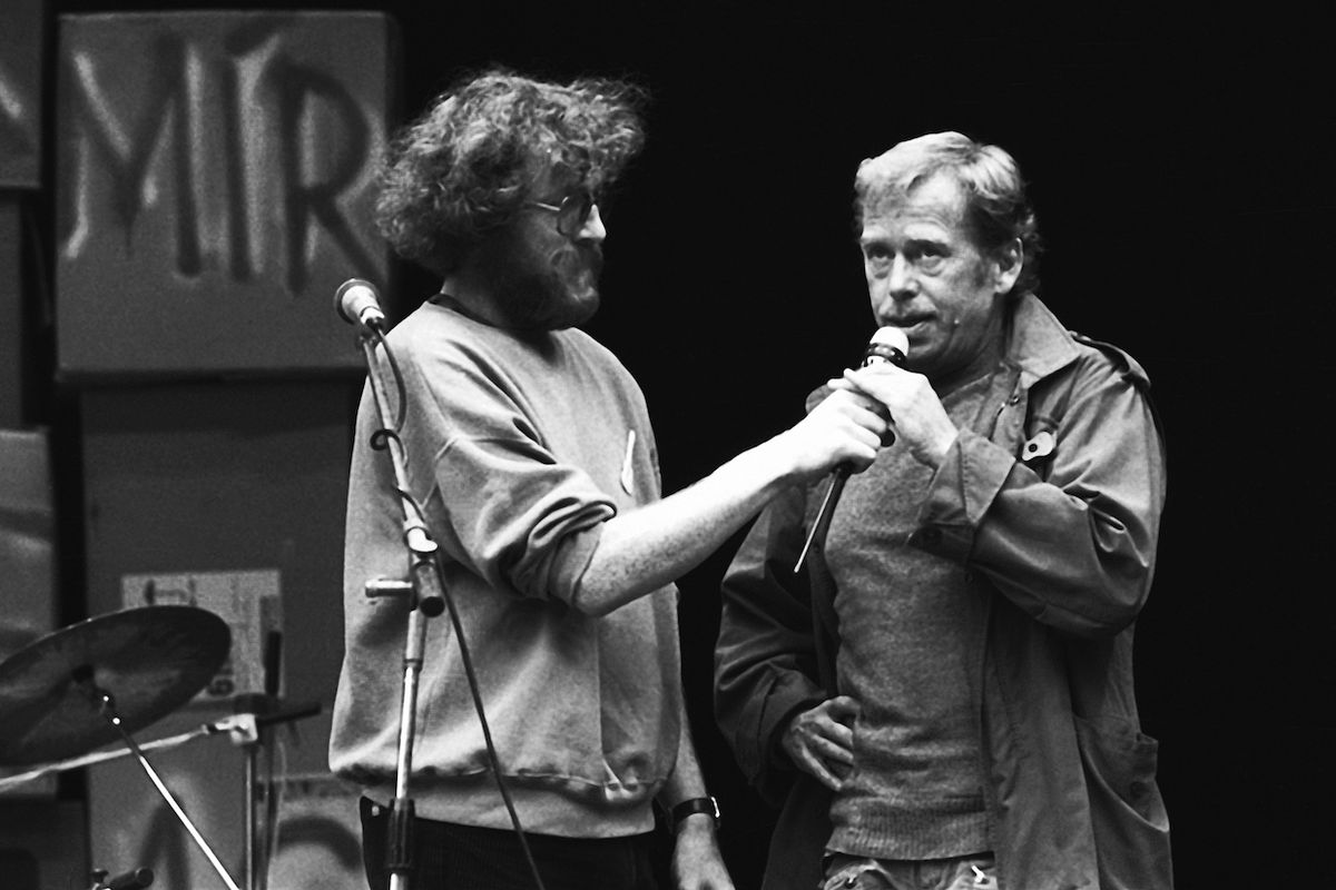 Václav Havel s Janem Rejžkem na festivalu v Lipnici, září 1988