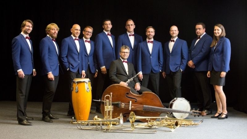Členové Moravia Big Bandu v novém kabátu
