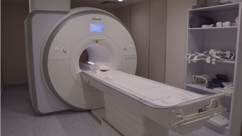 Američana s kovovým řetězem na krku vcucla magnetická rezonance. Nepřežil