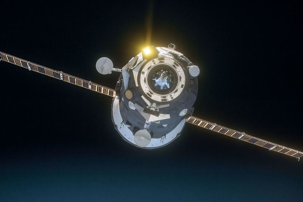 Ilustrace lodi Progress blížící se k ISS