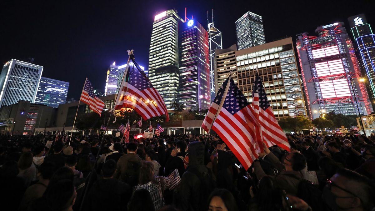 Hongkongští demonstranti vyrazili do ulic podpořit rozhodnutí USA, které jim vyjádřily podporu