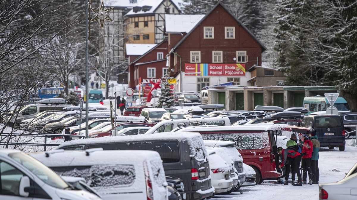 Zaplněné parkoviště v Peci pod Sněžkou v Krkonoších (snímek z 26. prosince 2019)