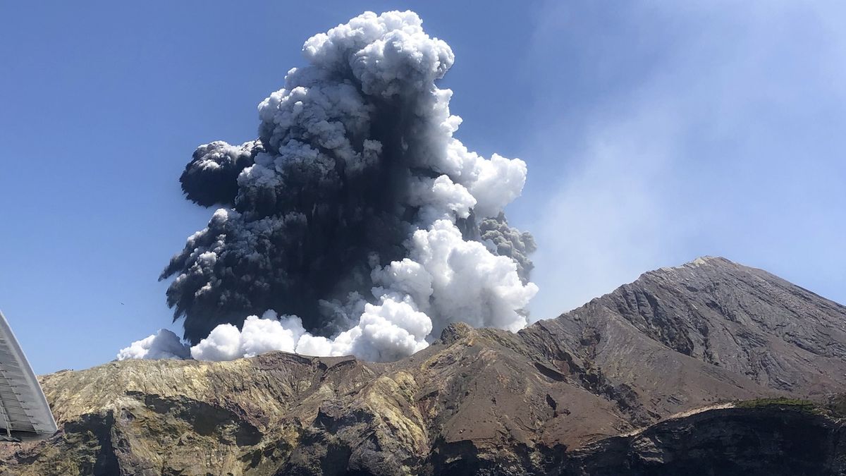 Sopka na ostrůvku White Island hrozí dalším výbuchem. 