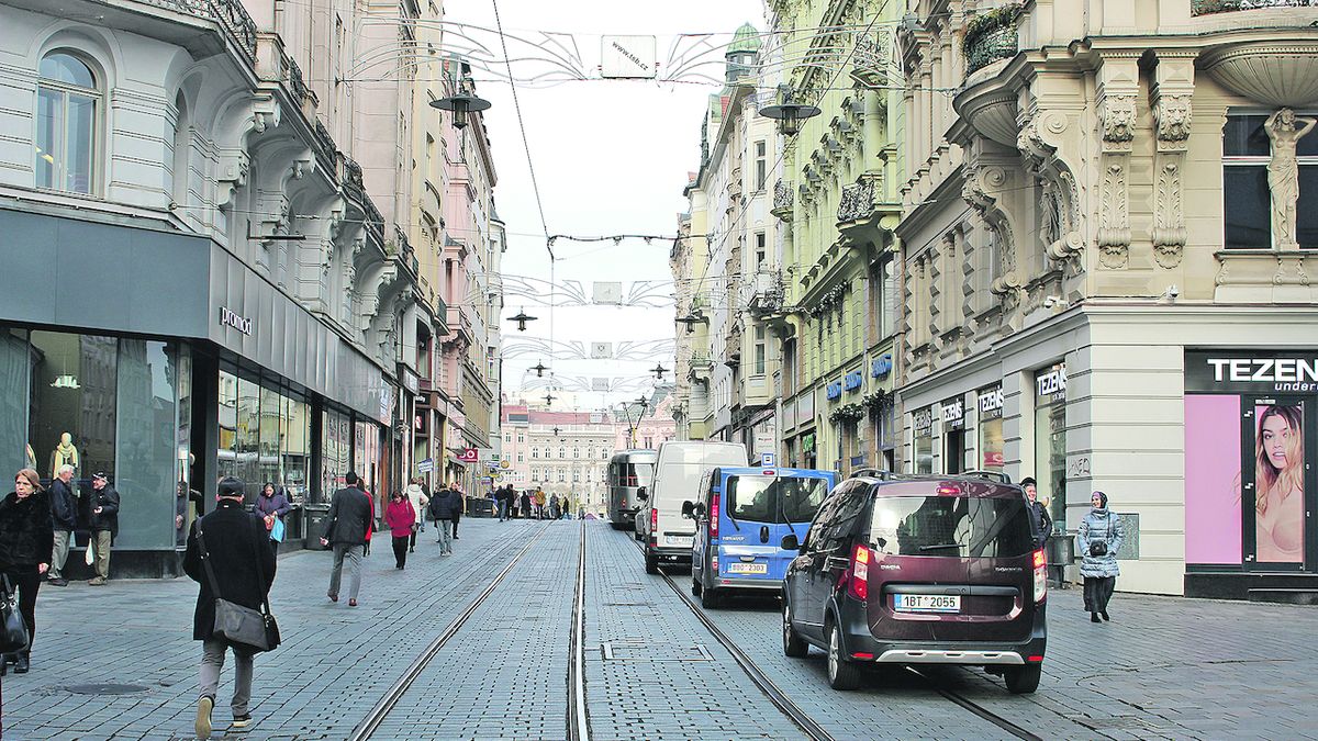 V Brně mají pěší zónu. Projíždějí jí tisíce aut