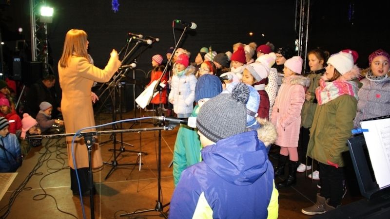 Tradiční akce s kulturním programem odstartovala vystoupením pěveckého sboru Berušky ze ZŠ Klatovy pod vedením učitelky Mgr. Dany Martinkové