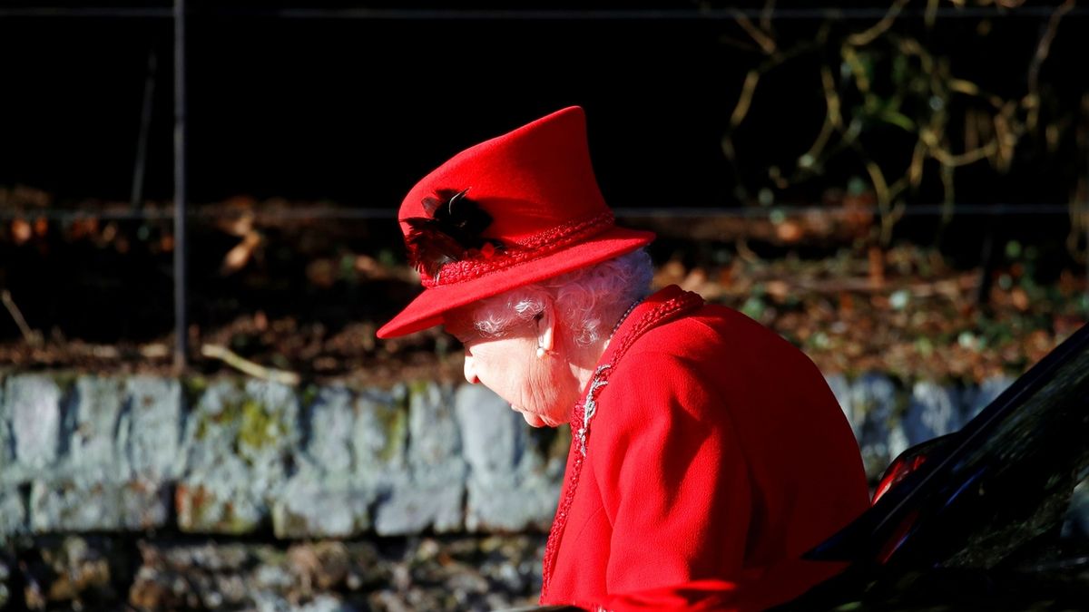 Britská královna Alžběta II. přichází na vánoční mši na panství Sandringham