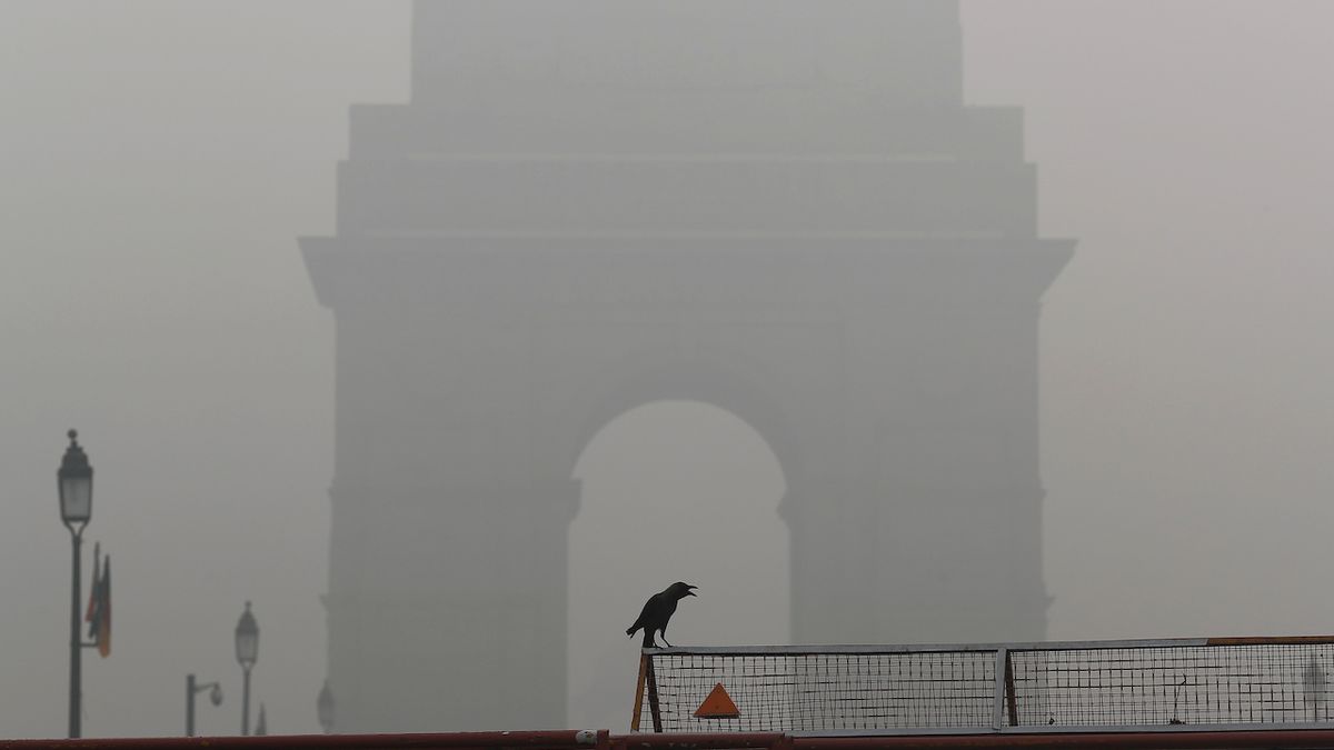 Znečištěné ovzduší před Indickou bránou v Novém Dillí.