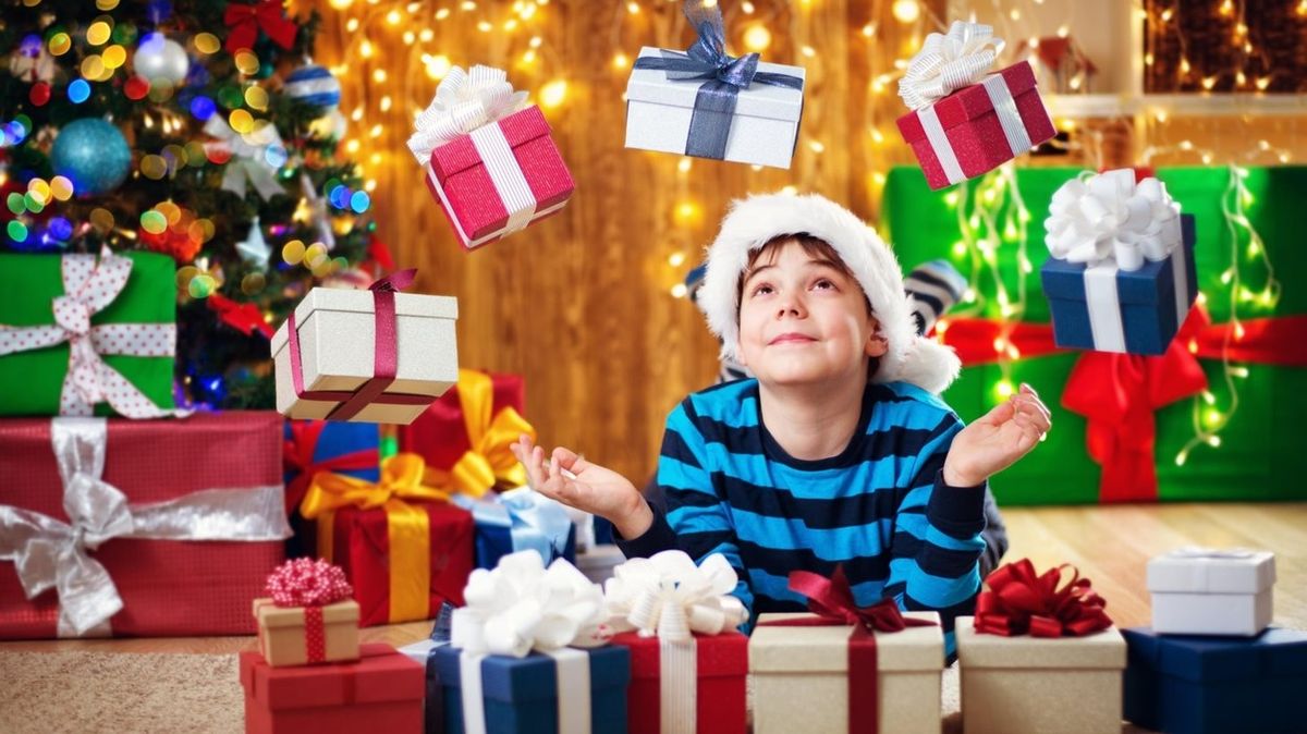 Jednou z největších vánočních radostí rodičů jsou bezpochyby rozzářené oči jejich dětí. Univerzální pravidlo, které by stanovovalo počet dárků a peníze za ně vynaložené, neexistuje.