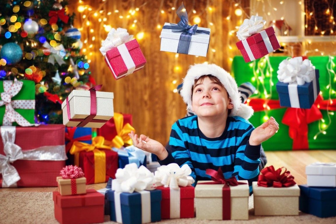 Jednou z největších vánočních radostí rodičů jsou bezpochyby rozzářené oči jejich dětí. Univerzální pravidlo, které by stanovovalo počet dárků a peníze za ně vynaložené, neexistuje.