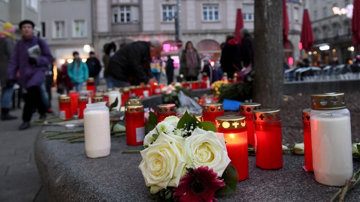 Svíčky a květiny na náměstí Königsplatz v Augsburgu, kde skupina výrostků ubila hasiče.
