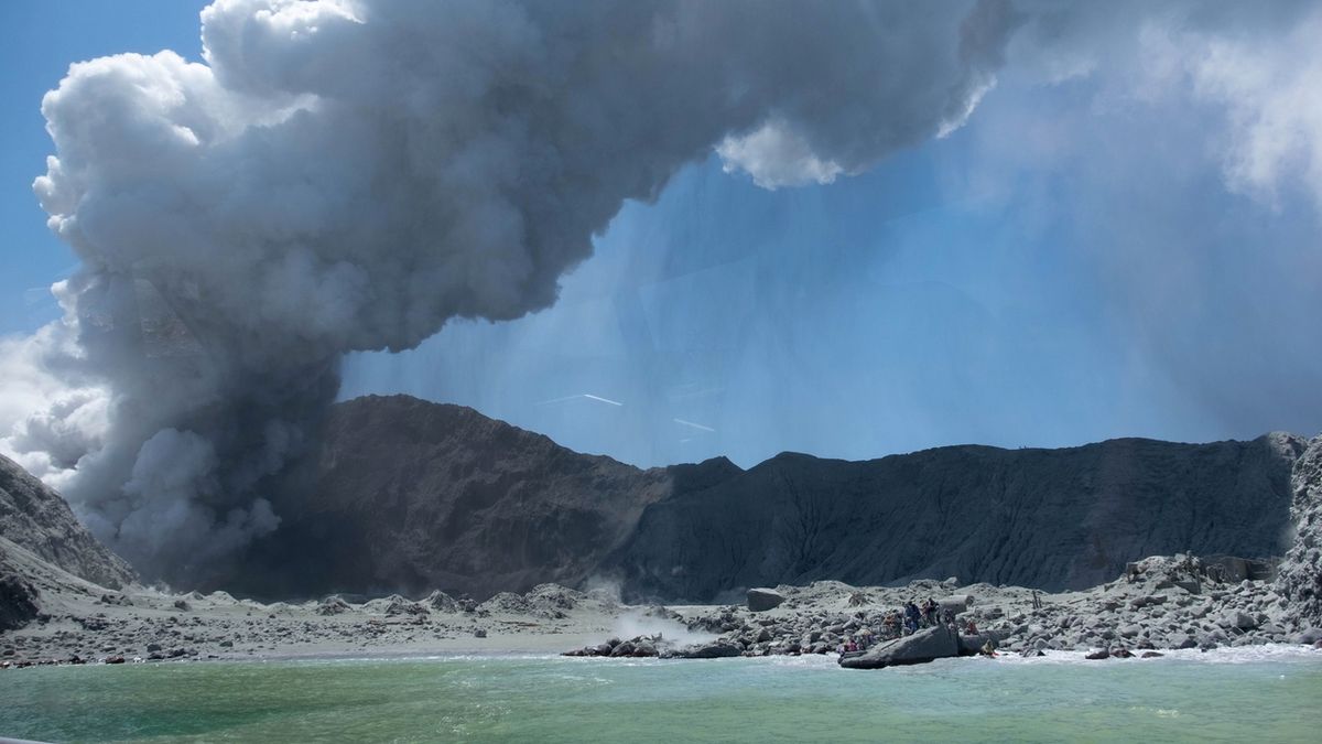 Výbuch sopky na novozélandském ostrově White Island nepřežilo nejméně pět lidí.