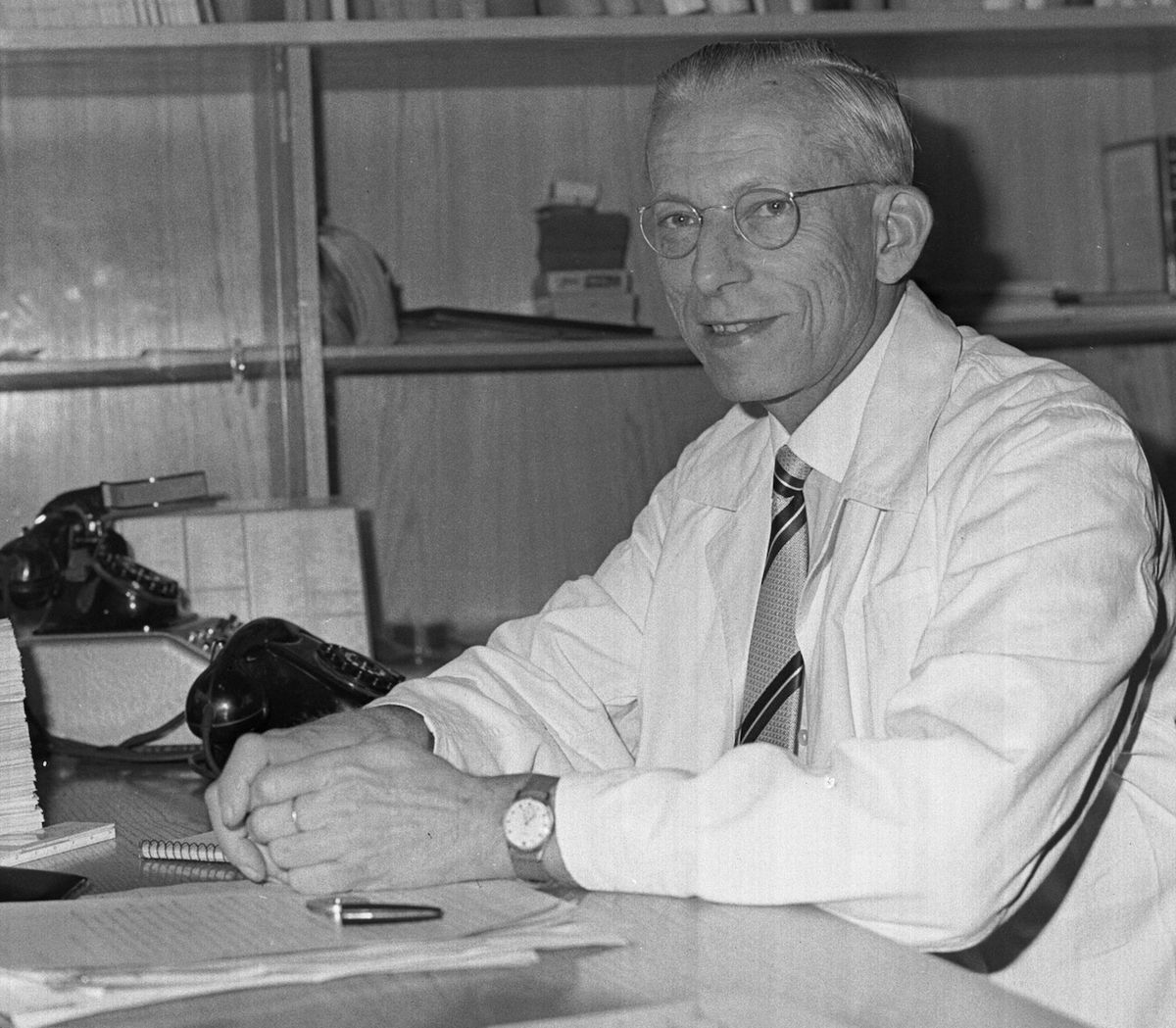 Otto Wichterle ve své pracovně v roce 1965