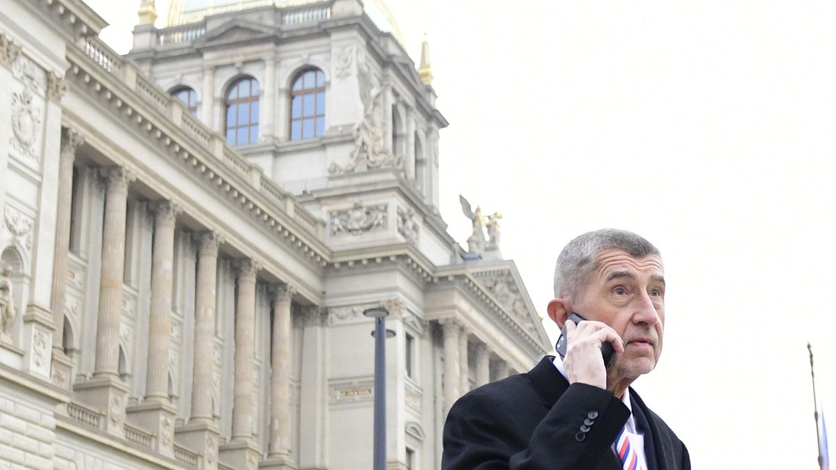 Premiér Andrej Babiš telefonuje před Národním muzeem v Praze, kde se spolu s premiéry zemí V4 a předsedou Německého spolkového sněmu Wolfgangem Schäublem zúčastní 17. listopadu 2019 slavnostního programu k 30. výročí sametové revoluce.