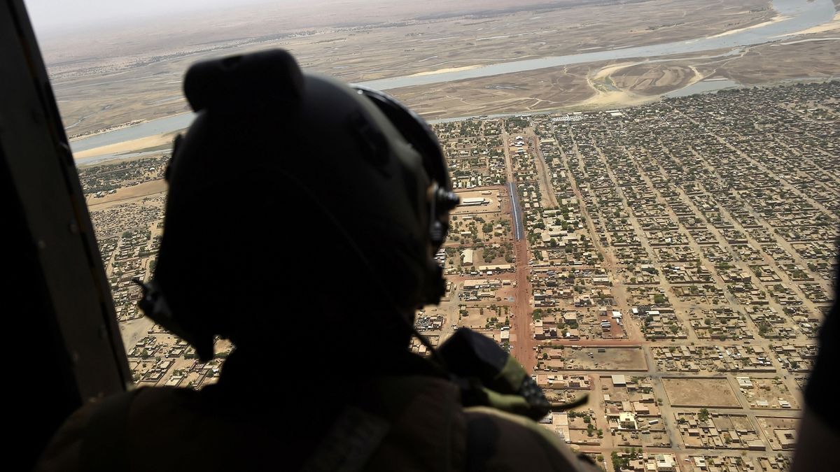 Francouzský voják v helikoptéře v Mali. Právě po boku Francouzů by mohli Češi bojovat
