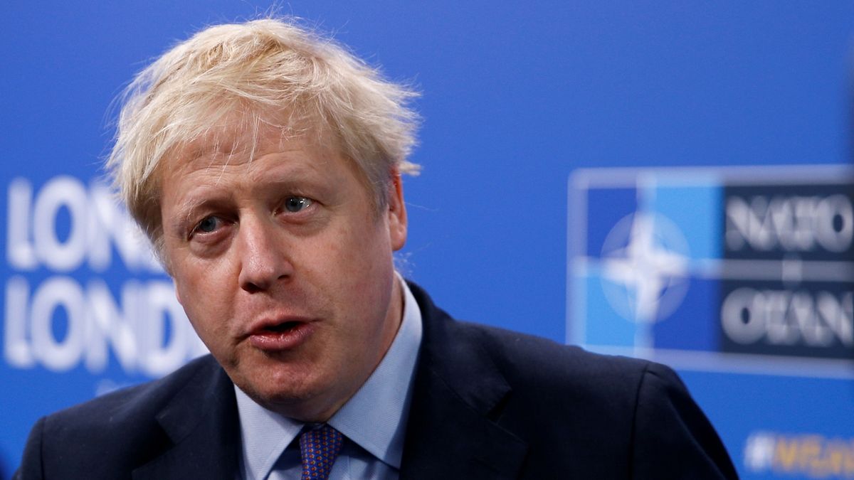 Borise Johnsona vyzvala, aby si pořídil kartáč na vlasy.