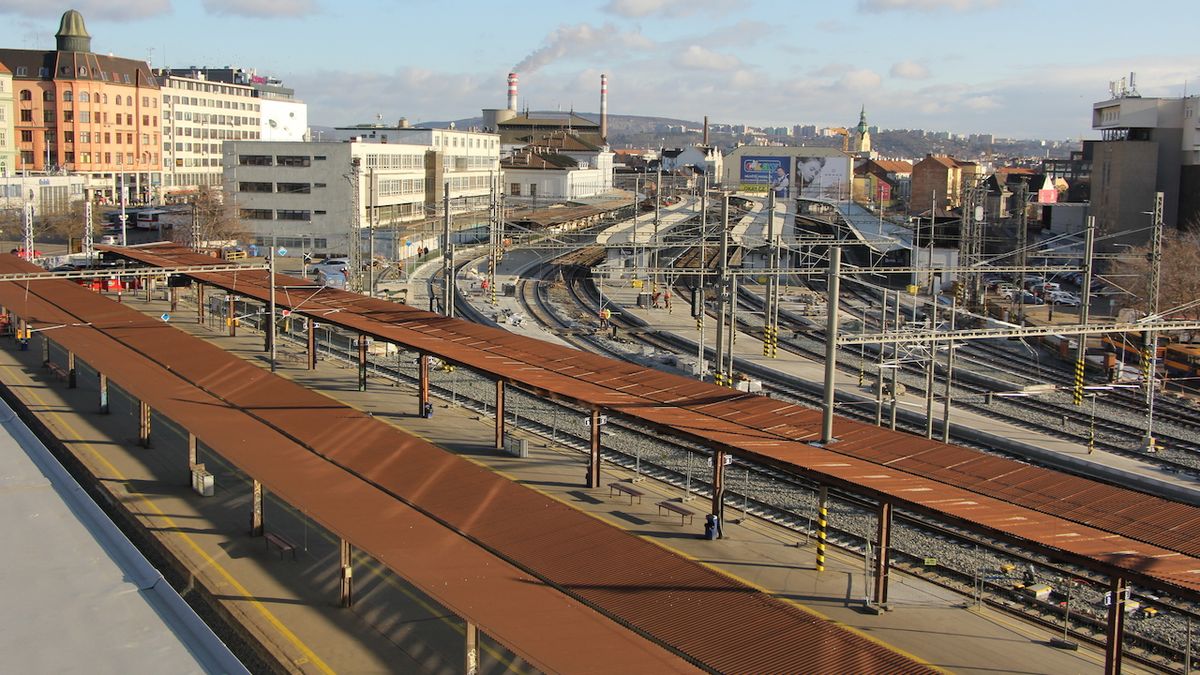 Na brněnské hlavní nádraží se po roce vrátí plný provoz
