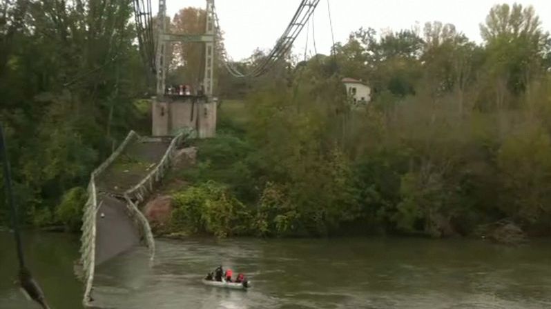 Ve Francii se zřítil most, auta popadala do řeky. Zemřela patnáctiletá dívka