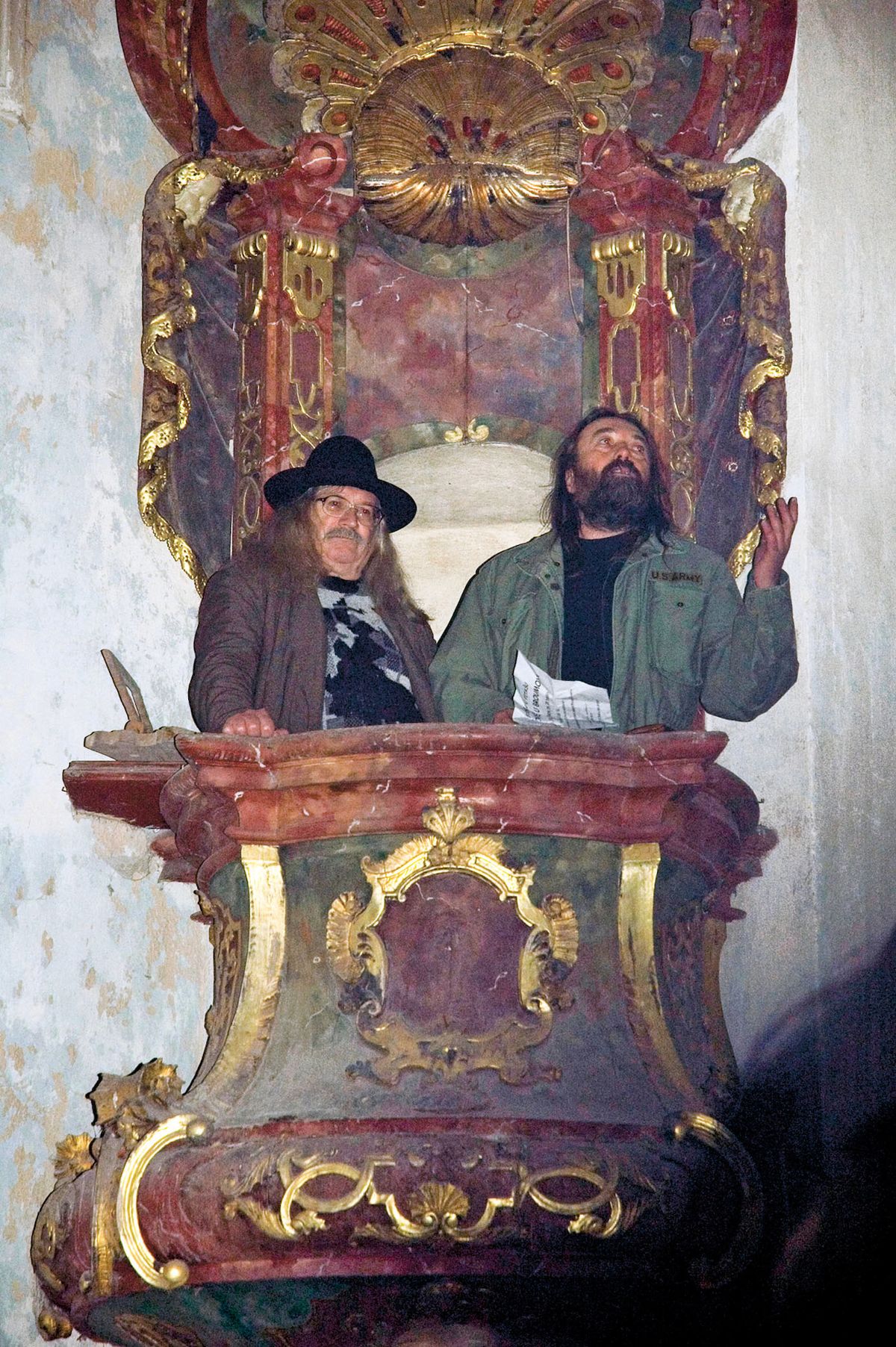 Ivan Martin Magor Jirous a Stanislav Pitaš v šonovské kazatelně v dubnu 2007.