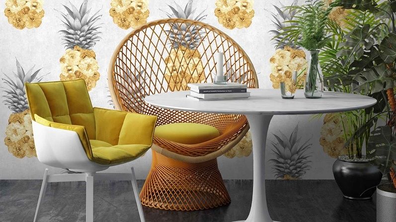 Tapety s motivy ananasů složených z květů v kombinaci s proutěným nábytkem a tropickými rostlinami i sytou žlutou barvou vnesu do interiéru exotickou atmosféru.