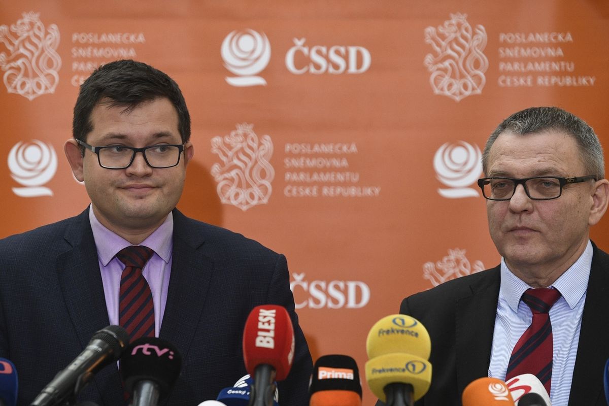 Předseda poslaneckého klubu ČSSD Jan Chvojka a ministr kultury Lubomír Zaorálek na tiskové konferenci