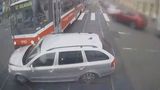 Slisované auto pohledem řidičů tramvají: Policie ukázala další videa z brněnské nehody